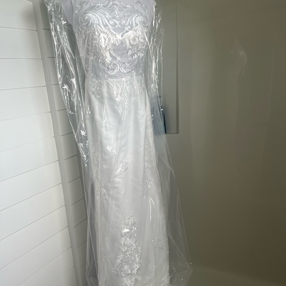 Wedding Dress Size 2 Ivory Lace Form Fitting Dress brides dress bridal bride - Picture 7 of 13